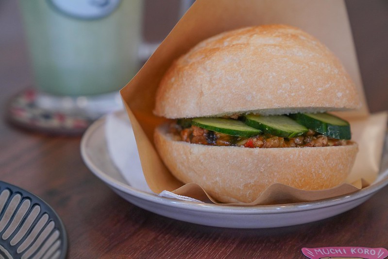 LazyDog Cafe 伸懶腰