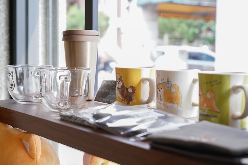 LazyDog Cafe 伸懶腰