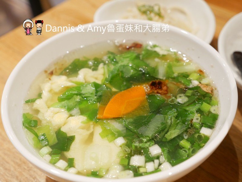 《新竹將軍村美食》翟九麵食館。在復古紅磚老屋建築內品嚐招牌肉燥乾麵眷村牛肉麵︱影片