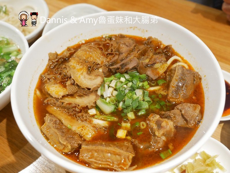 《新竹將軍村美食》翟九麵食館。在復古紅磚老屋建築內品嚐招牌肉燥乾麵眷村牛肉麵︱影片