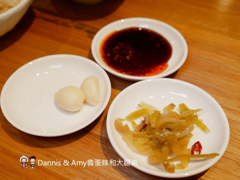 《新竹將軍村美食》翟九麵食館。在復古紅磚老屋建築內品嚐招牌肉燥乾麵眷村牛肉麵︱影片