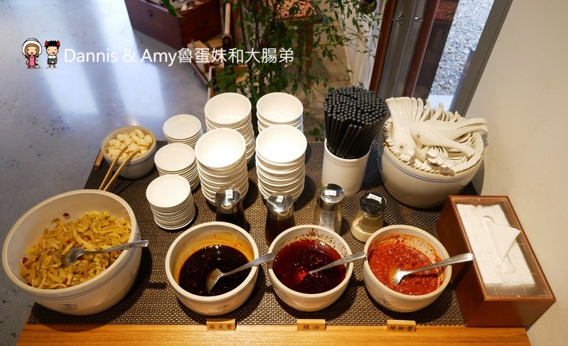 《新竹將軍村美食》翟九麵食館。在復古紅磚老屋建築內品嚐招牌肉燥乾麵眷村牛肉麵︱影片