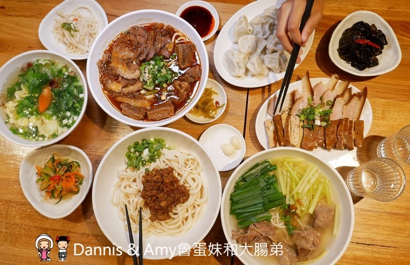 《新竹將軍村美食》翟九麵食館。在復古紅磚老屋建築內品嚐招牌肉燥乾麵眷村牛肉麵︱影片