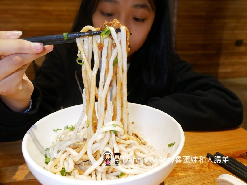 《新竹將軍村美食》翟九麵食館。在復古紅磚老屋建築內品嚐招牌肉燥乾麵眷村牛肉麵︱影片
