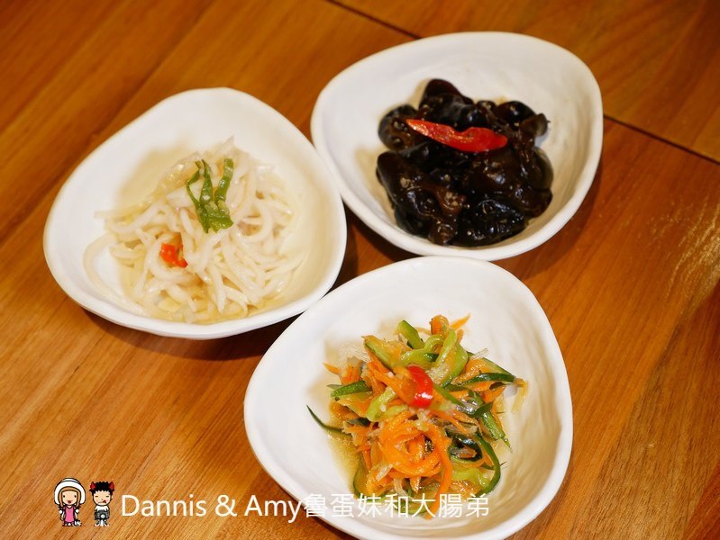 《新竹將軍村美食》翟九麵食館。在復古紅磚老屋建築內品嚐招牌肉燥乾麵眷村牛肉麵︱影片