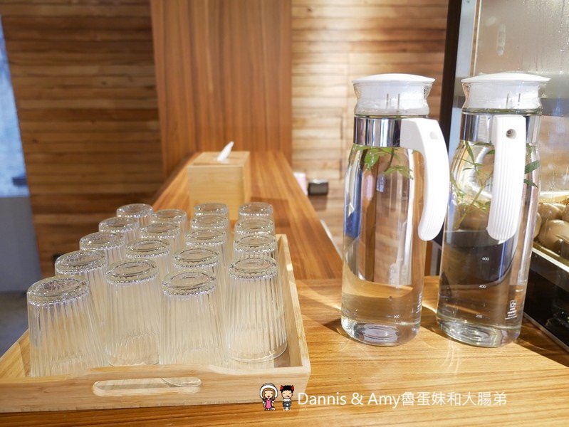 《新竹將軍村美食》翟九麵食館。在復古紅磚老屋建築內品嚐招牌肉燥乾麵眷村牛肉麵︱影片