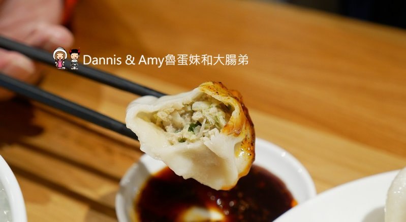 《新竹將軍村美食》翟九麵食館。在復古紅磚老屋建築內品嚐招牌肉燥乾麵眷村牛肉麵︱影片