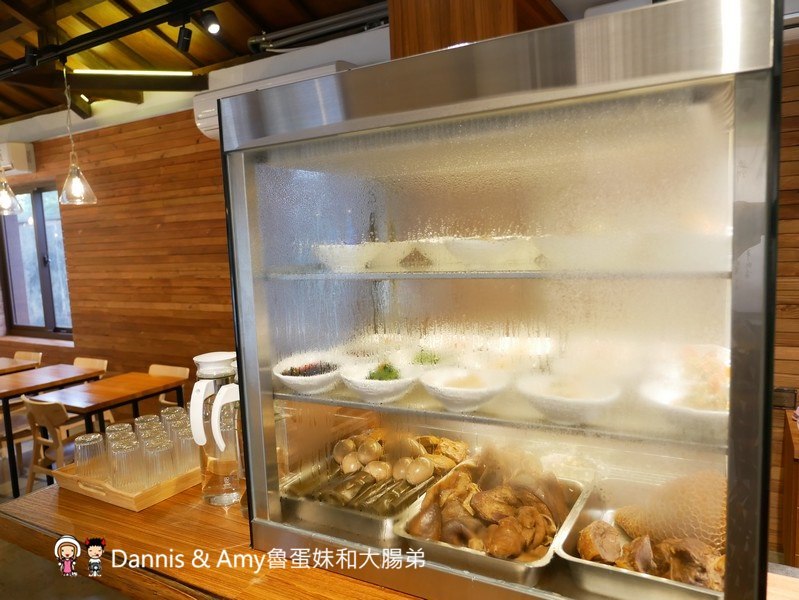 《新竹將軍村美食》翟九麵食館。在復古紅磚老屋建築內品嚐招牌肉燥乾麵眷村牛肉麵︱影片