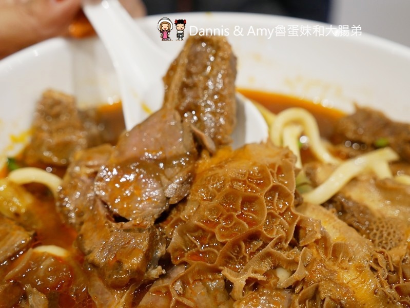 《新竹將軍村美食》翟九麵食館。在復古紅磚老屋建築內品嚐招牌肉燥乾麵眷村牛肉麵︱影片