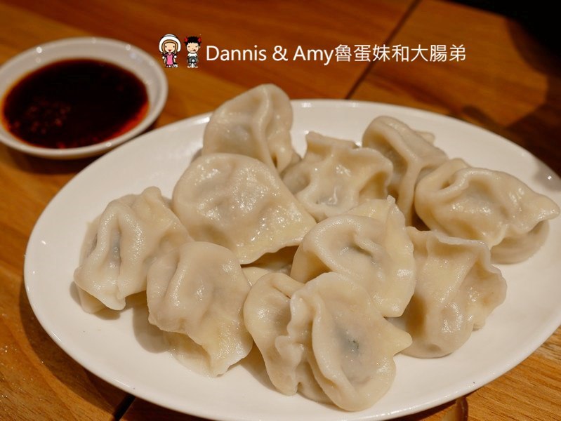 《新竹將軍村美食》翟九麵食館。在復古紅磚老屋建築內品嚐招牌肉燥乾麵眷村牛肉麵︱影片