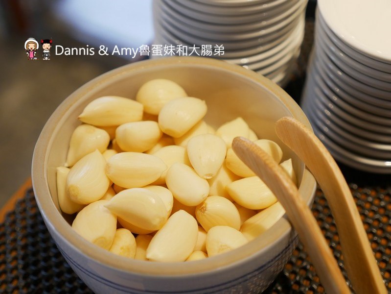 《新竹將軍村美食》翟九麵食館。在復古紅磚老屋建築內品嚐招牌肉燥乾麵眷村牛肉麵︱影片