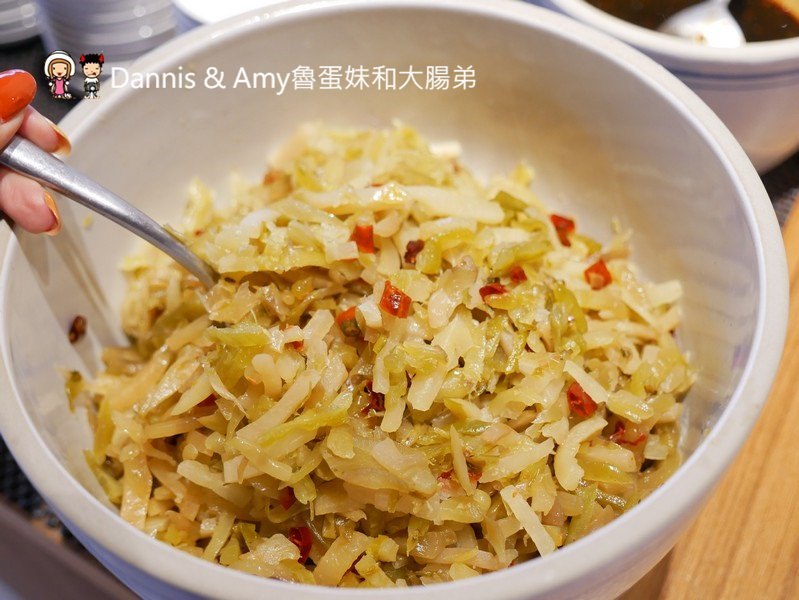 《新竹將軍村美食》翟九麵食館。在復古紅磚老屋建築內品嚐招牌肉燥乾麵眷村牛肉麵︱影片