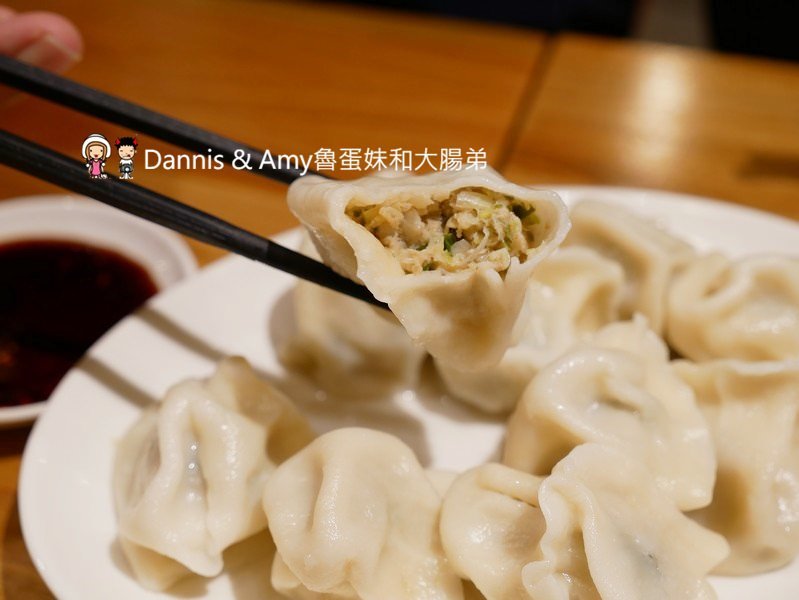 《新竹將軍村美食》翟九麵食館。在復古紅磚老屋建築內品嚐招牌肉燥乾麵眷村牛肉麵︱影片