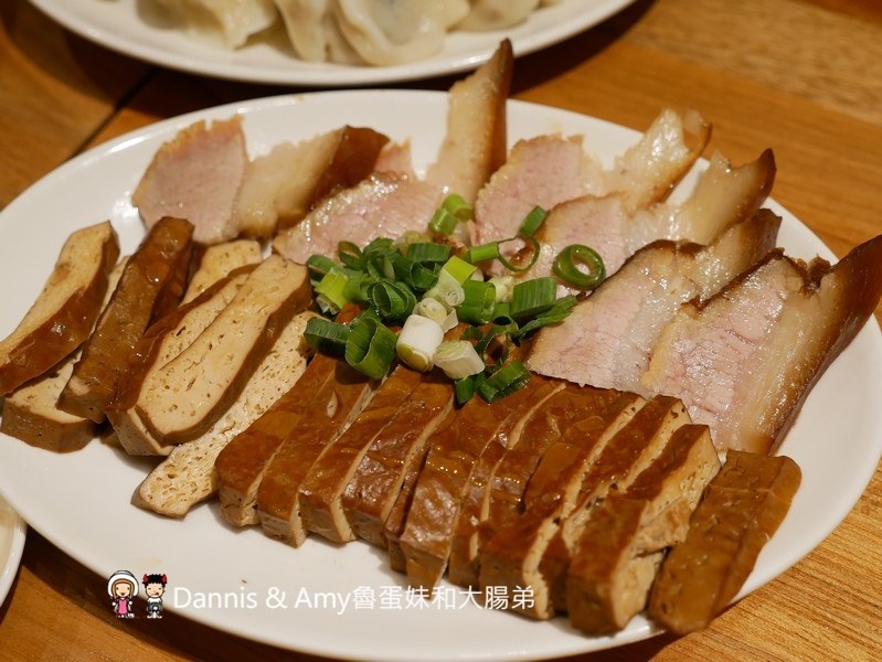 《新竹將軍村美食》翟九麵食館。在復古紅磚老屋建築內品嚐招牌肉燥乾麵眷村牛肉麵︱影片