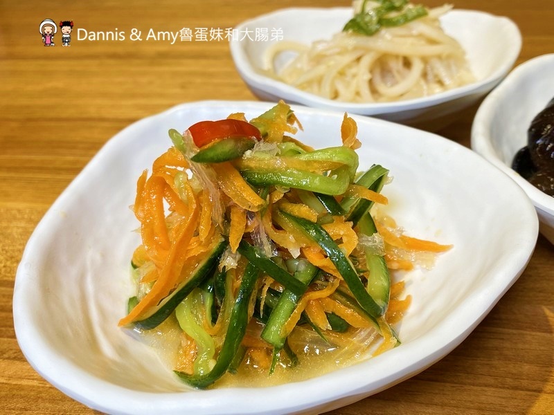 《新竹將軍村美食》翟九麵食館。在復古紅磚老屋建築內品嚐招牌肉燥乾麵眷村牛肉麵︱影片