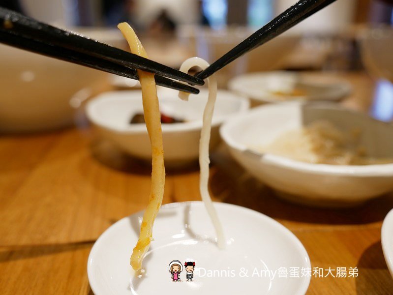 《新竹將軍村美食》翟九麵食館。在復古紅磚老屋建築內品嚐招牌肉燥乾麵眷村牛肉麵︱影片