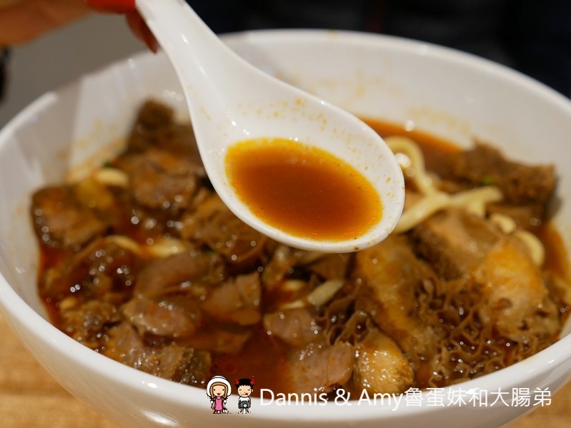 《新竹將軍村美食》翟九麵食館。在復古紅磚老屋建築內品嚐招牌肉燥乾麵眷村牛肉麵︱影片