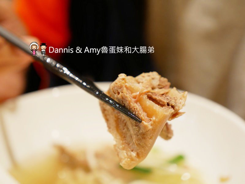 《新竹將軍村美食》翟九麵食館。在復古紅磚老屋建築內品嚐招牌肉燥乾麵眷村牛肉麵︱影片