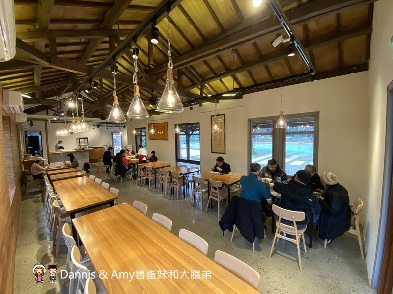《新竹將軍村美食》翟九麵食館。在復古紅磚老屋建築內品嚐招牌肉燥乾麵眷村牛肉麵︱影片
