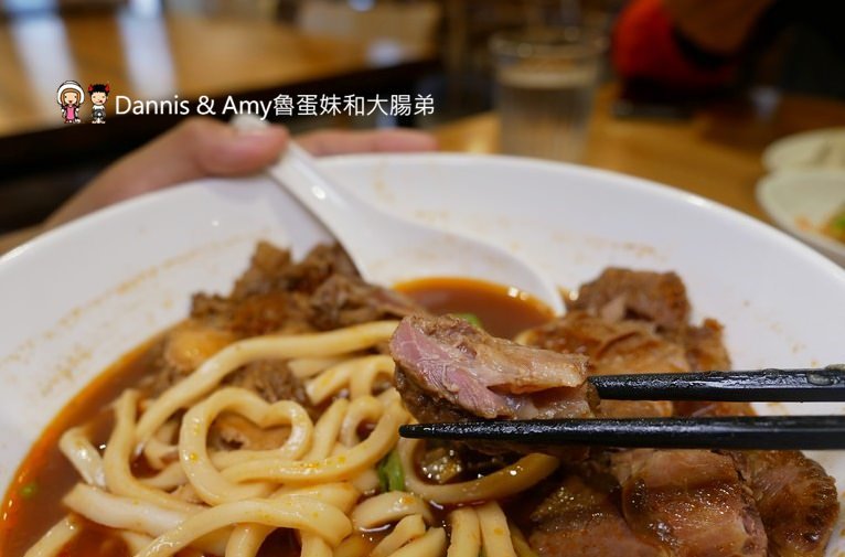 《新竹將軍村美食》翟九麵食館。在復古紅磚老屋建築內品嚐招牌肉燥乾麵眷村牛肉麵︱影片