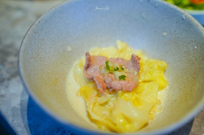 台中市西屯區【台中西屯｜美食】月暮藏涮涮鍋しゃぶしゃぶ。台中七期高檔個人火鍋，裝潢霸氣，專人服務幫煮海鮮粥