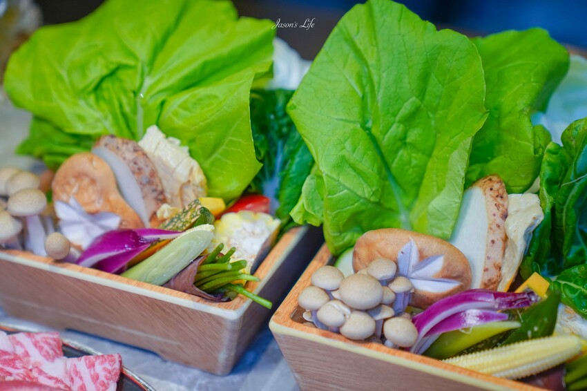 台中市西屯區【台中西屯｜美食】月暮藏涮涮鍋しゃぶしゃぶ。台中七期高檔個人火鍋，裝潢霸氣，專人服務幫煮海鮮粥