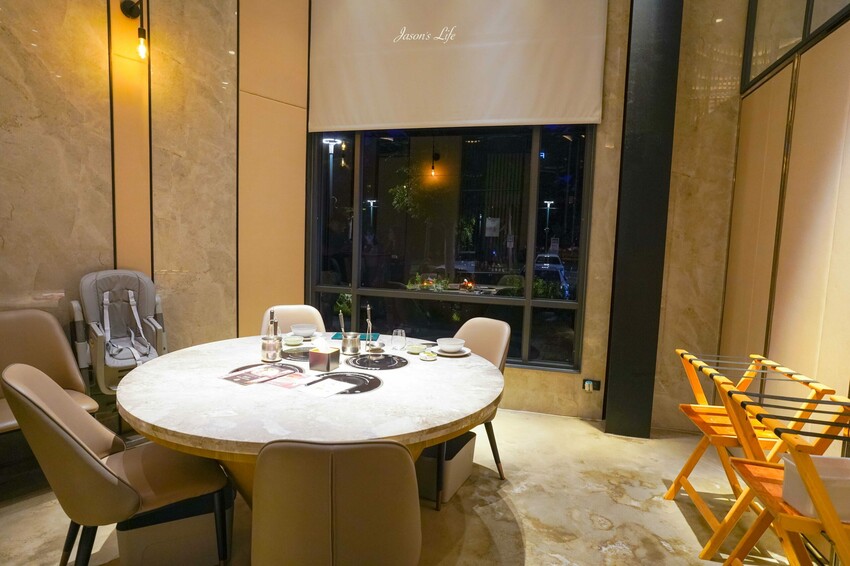 台中市西屯區【台中西屯｜美食】月暮藏涮涮鍋しゃぶしゃぶ。台中七期高檔個人火鍋，裝潢霸氣，專人服務幫煮海鮮粥