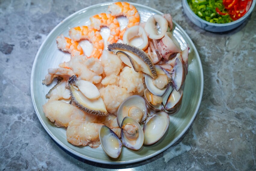 台中市西屯區【台中西屯｜美食】月暮藏涮涮鍋しゃぶしゃぶ。台中七期高檔個人火鍋，裝潢霸氣，專人服務幫煮海鮮粥