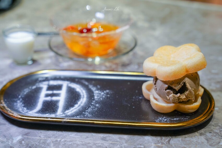 台中市西屯區【台中西屯｜美食】月暮藏涮涮鍋しゃぶしゃぶ。台中七期高檔個人火鍋，裝潢霸氣，專人服務幫煮海鮮粥