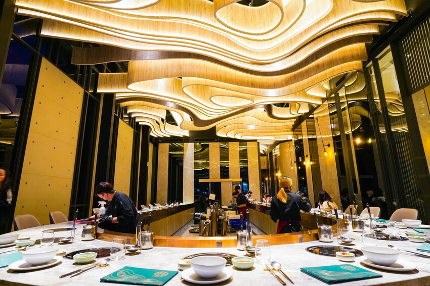 台中市西屯區【台中西屯｜美食】月暮藏涮涮鍋しゃぶしゃぶ。台中七期高檔個人火鍋，裝潢霸氣，專人服務幫煮海鮮粥