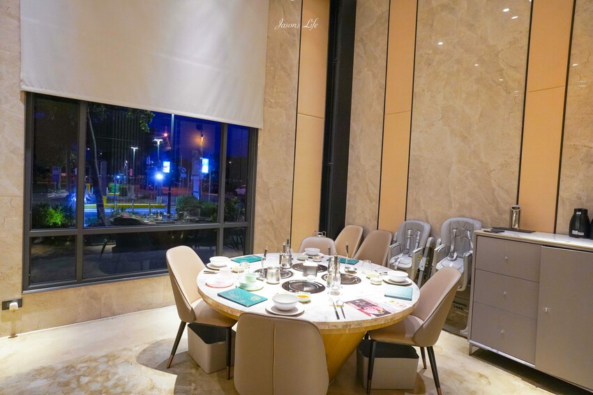 台中市西屯區【台中西屯｜美食】月暮藏涮涮鍋しゃぶしゃぶ。台中七期高檔個人火鍋，裝潢霸氣，專人服務幫煮海鮮粥