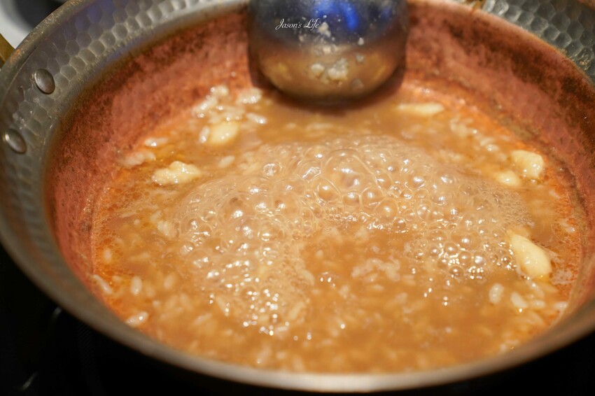 台中市西屯區【台中西屯｜美食】月暮藏涮涮鍋しゃぶしゃぶ。台中七期高檔個人火鍋，裝潢霸氣，專人服務幫煮海鮮粥