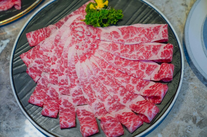 台中市西屯區【台中西屯｜美食】月暮藏涮涮鍋しゃぶしゃぶ。台中七期高檔個人火鍋，裝潢霸氣，專人服務幫煮海鮮粥