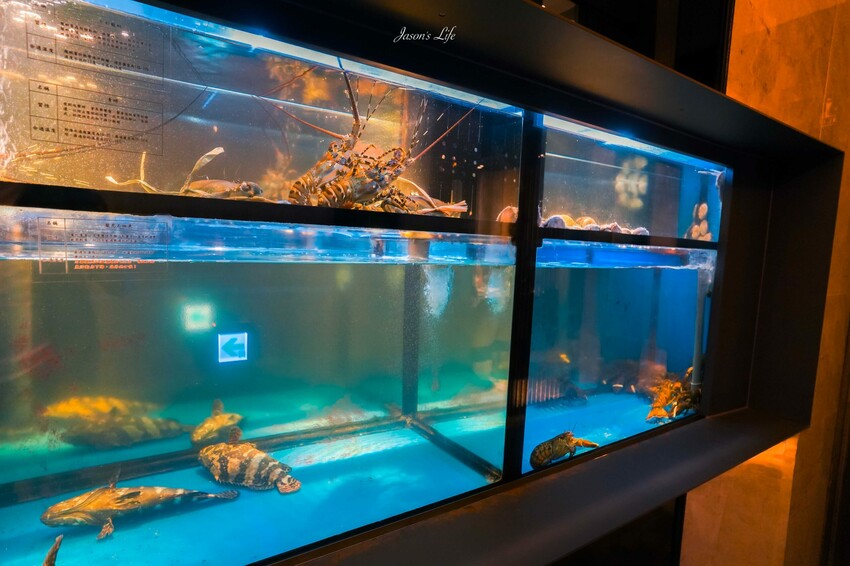 台中市西屯區【台中西屯｜美食】月暮藏涮涮鍋しゃぶしゃぶ。台中七期高檔個人火鍋，裝潢霸氣，專人服務幫煮海鮮粥