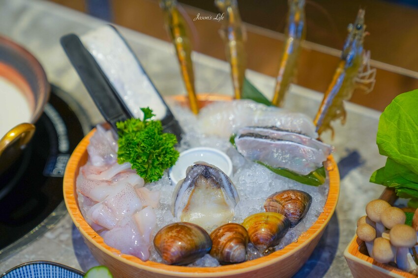台中市西屯區【台中西屯｜美食】月暮藏涮涮鍋しゃぶしゃぶ。台中七期高檔個人火鍋，裝潢霸氣，專人服務幫煮海鮮粥