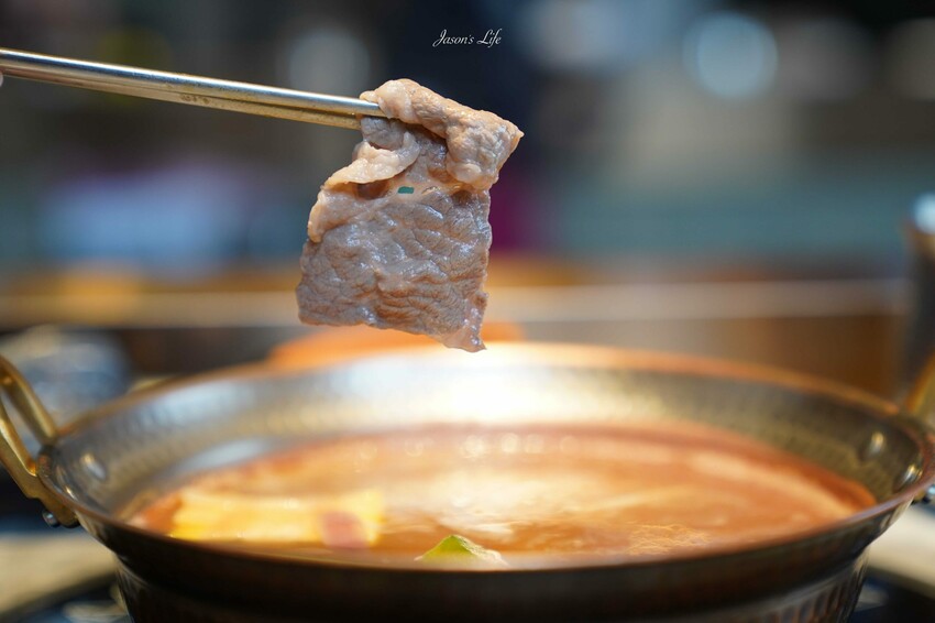 台中市西屯區【台中西屯｜美食】月暮藏涮涮鍋しゃぶしゃぶ。台中七期高檔個人火鍋，裝潢霸氣，專人服務幫煮海鮮粥