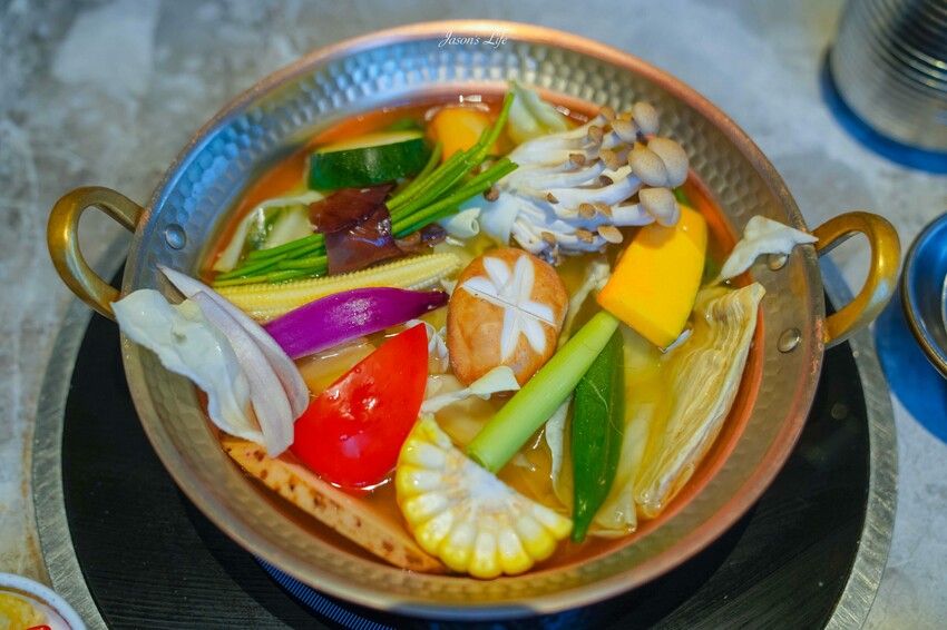 台中市西屯區【台中西屯｜美食】月暮藏涮涮鍋しゃぶしゃぶ。台中七期高檔個人火鍋，裝潢霸氣，專人服務幫煮海鮮粥