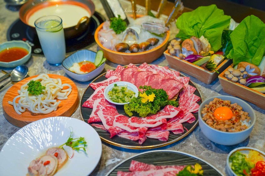 台中市西屯區【台中西屯｜美食】月暮藏涮涮鍋しゃぶしゃぶ。台中七期高檔個人火鍋，裝潢霸氣，專人服務幫煮海鮮粥