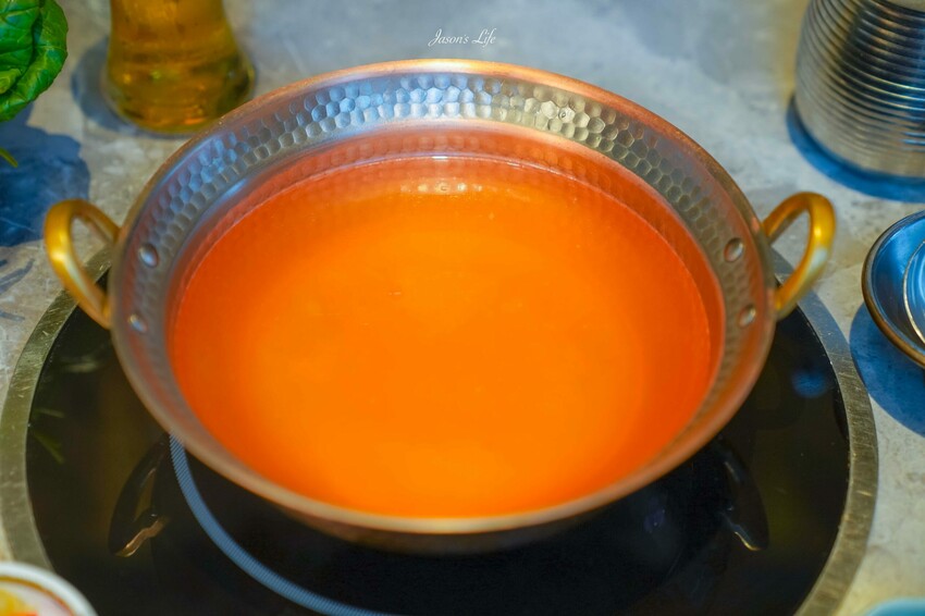 台中市西屯區【台中西屯｜美食】月暮藏涮涮鍋しゃぶしゃぶ。台中七期高檔個人火鍋，裝潢霸氣，專人服務幫煮海鮮粥