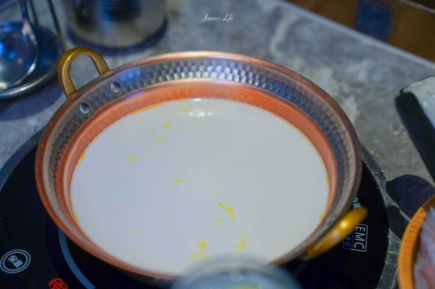 台中市西屯區【台中西屯｜美食】月暮藏涮涮鍋しゃぶしゃぶ。台中七期高檔個人火鍋，裝潢霸氣，專人服務幫煮海鮮粥