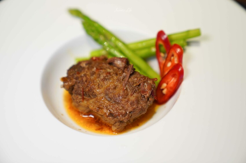 台中市西屯區【台中西屯｜美食】月暮藏涮涮鍋しゃぶしゃぶ。台中七期高檔個人火鍋，裝潢霸氣，專人服務幫煮海鮮粥