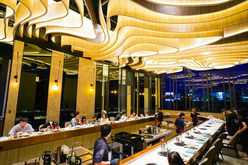 台中市西屯區【台中西屯｜美食】月暮藏涮涮鍋しゃぶしゃぶ。台中七期高檔個人火鍋，裝潢霸氣，專人服務幫煮海鮮粥