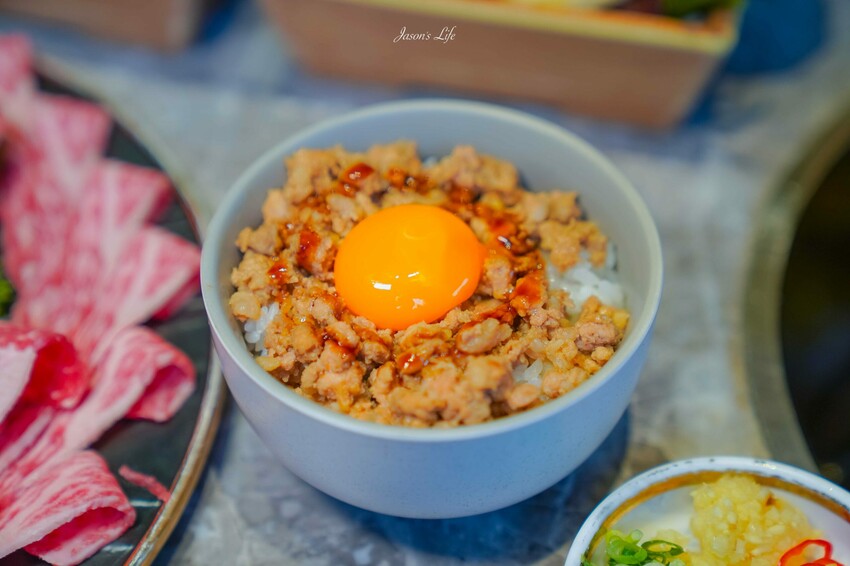 台中市西屯區【台中西屯｜美食】月暮藏涮涮鍋しゃぶしゃぶ。台中七期高檔個人火鍋，裝潢霸氣，專人服務幫煮海鮮粥