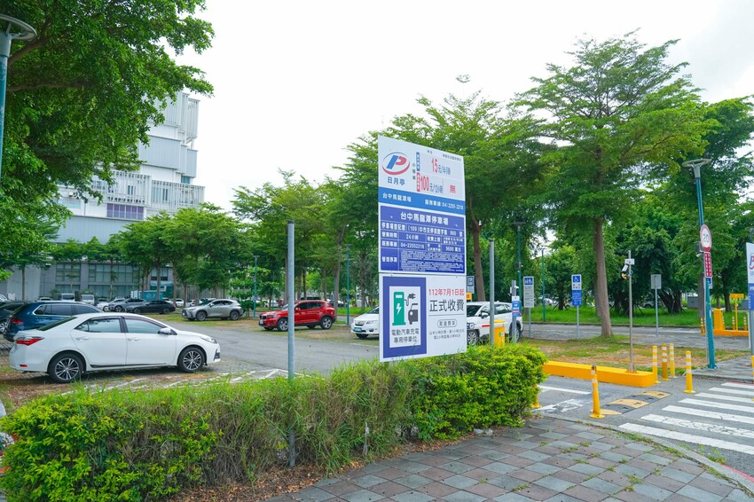 台中市西屯區【台中西屯｜美食】月暮藏涮涮鍋しゃぶしゃぶ。台中七期高檔個人火鍋，裝潢霸氣，專人服務幫煮海鮮粥