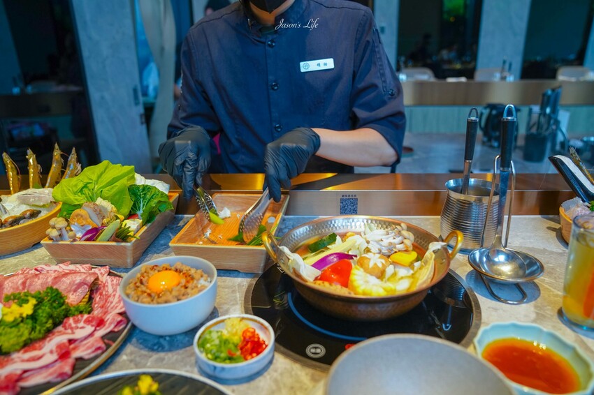 台中市西屯區【台中西屯｜美食】月暮藏涮涮鍋しゃぶしゃぶ。台中七期高檔個人火鍋，裝潢霸氣，專人服務幫煮海鮮粥