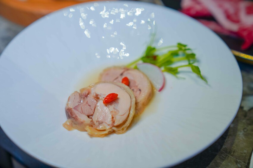 台中市西屯區【台中西屯｜美食】月暮藏涮涮鍋しゃぶしゃぶ。台中七期高檔個人火鍋，裝潢霸氣，專人服務幫煮海鮮粥