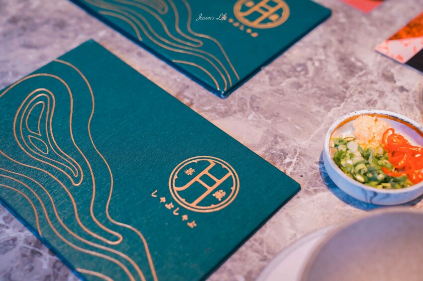 台中市西屯區【台中西屯｜美食】月暮藏涮涮鍋しゃぶしゃぶ。台中七期高檔個人火鍋，裝潢霸氣，專人服務幫煮海鮮粥