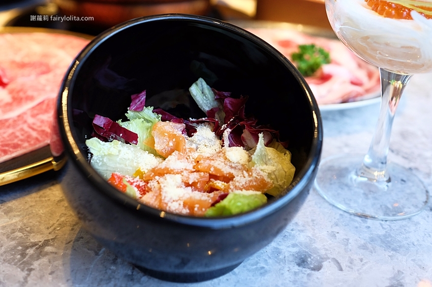 月暮藏涮涮鍋。新開幕！史上最浮誇個人涮涮鍋，日本和牛、活體海鮮，個人套餐499元起，藏身超美玻璃屋！ @蹦啾♥謝蘿莉 La vie heureuse