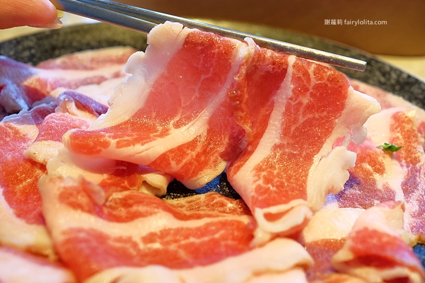 月暮藏涮涮鍋。新開幕！史上最浮誇個人涮涮鍋，日本和牛、活體海鮮，個人套餐499元起，藏身超美玻璃屋！ @蹦啾♥謝蘿莉 La vie heureuse