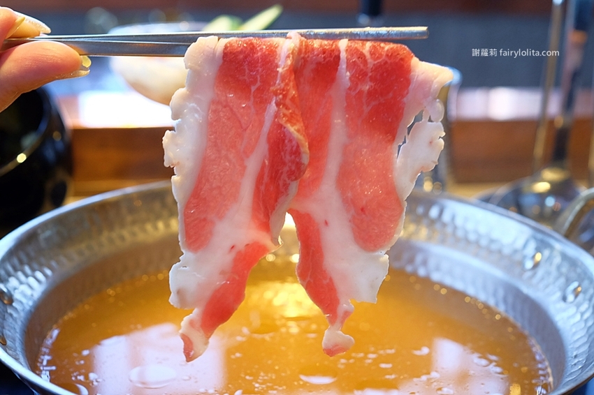 月暮藏涮涮鍋。新開幕！史上最浮誇個人涮涮鍋，日本和牛、活體海鮮，個人套餐499元起，藏身超美玻璃屋！ @蹦啾♥謝蘿莉 La vie heureuse
